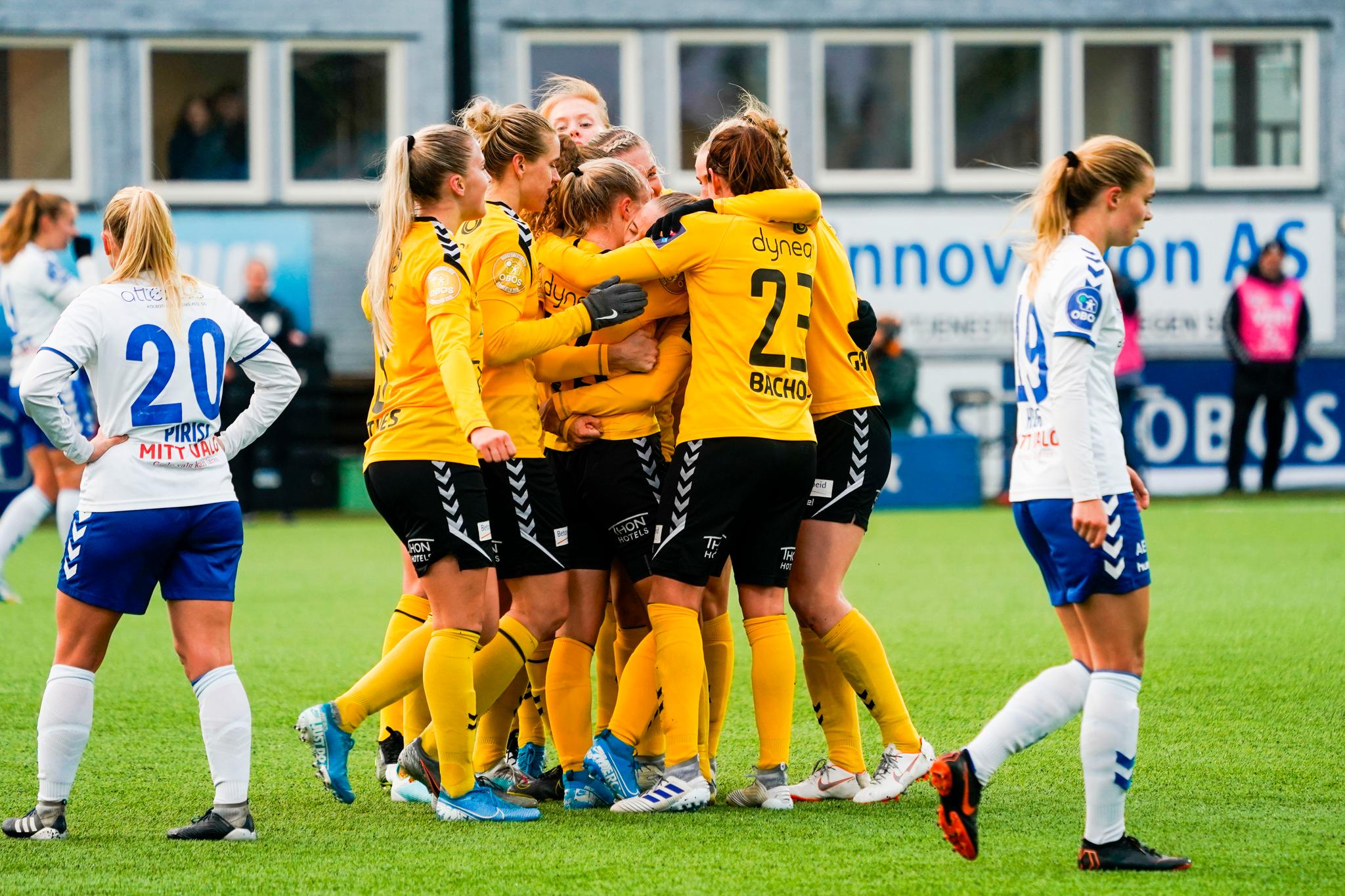 LSK-spillerne flokker seg rundt Emilie Woldvik etter at hun har utlignet til 2–2.