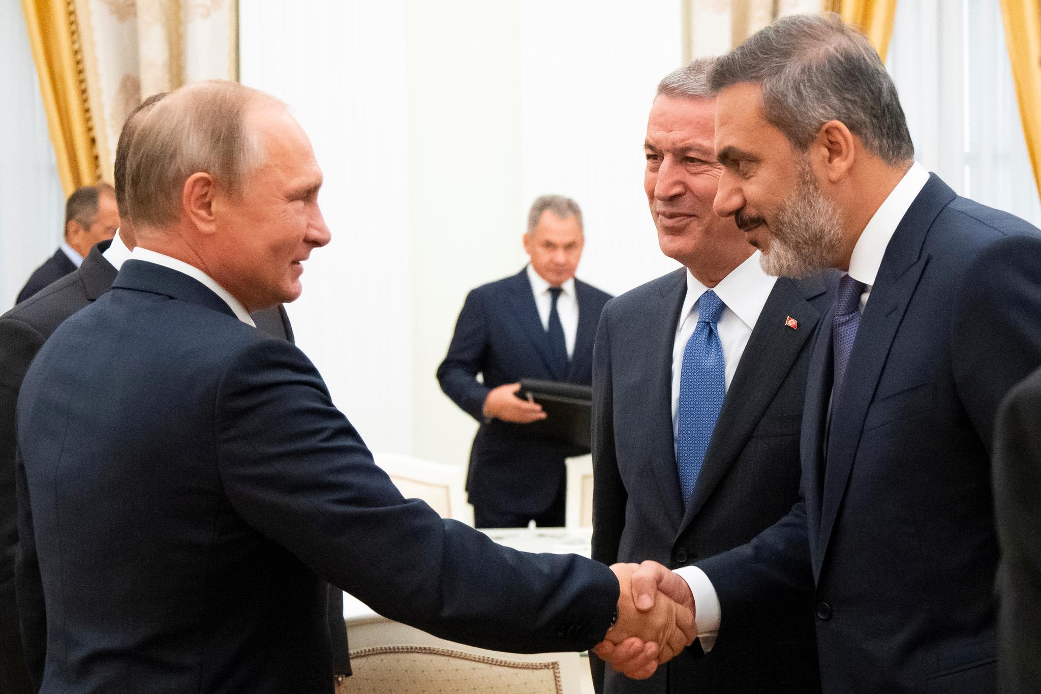 Vladimir Putin i samtale med Tyrkias forsvarsminister Hulusi Akar og etterretningssjef Hakan Fidan i Kreml 24. august, hvor Tyrkia og Russland diskuterte den alvorlige situasjonen i Idlib.