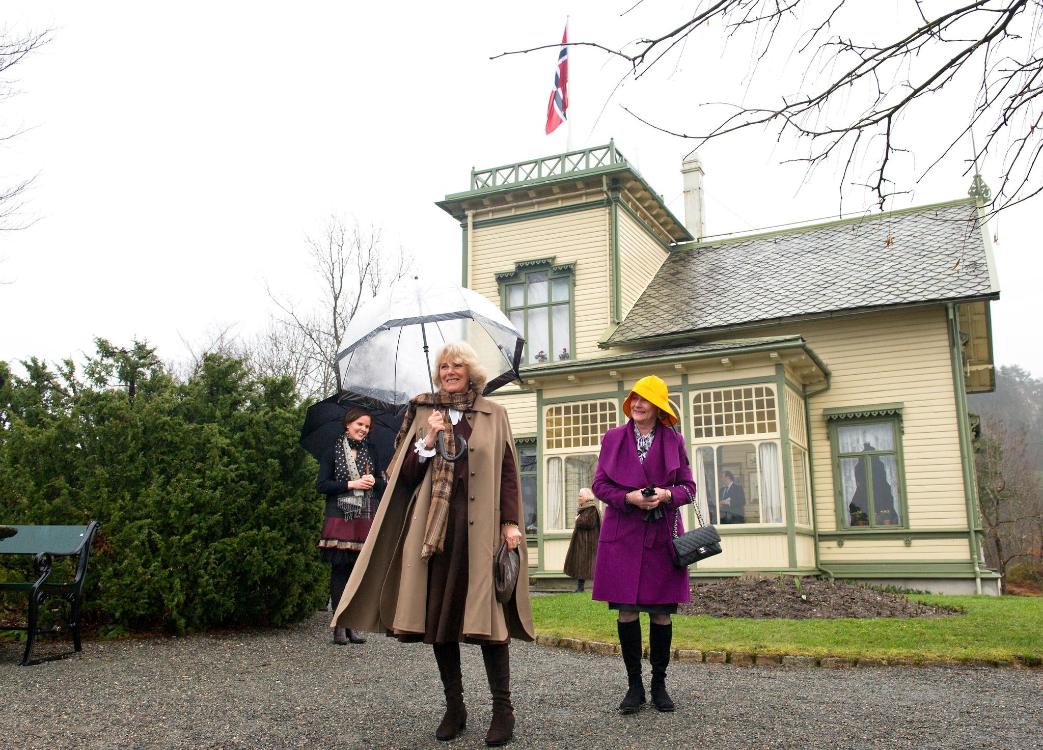 For KODE er eksempelvis inntektene fra konserter på Troldhaugen – Edvard og Nina Griegs hjem – i sommersesongen avgjørende for en god inntjening og drift, skriver Karin Hindsbo. Her er Camilla, hertuginnen av Cornwall, og dronning Sonja på besøk til Troldhaugen i 2012.