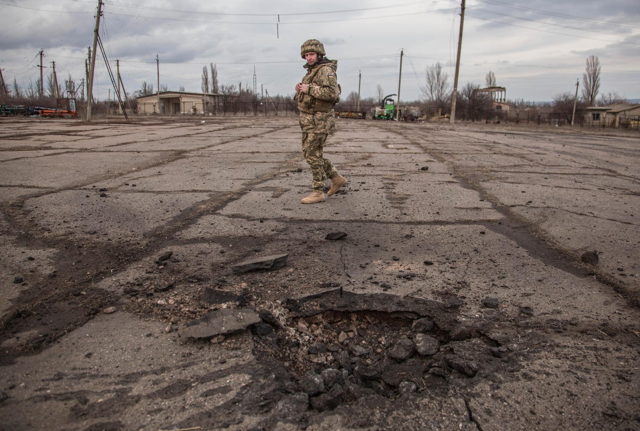 Russland har bikket over i en politistat styrt av en liten gruppe hauker, skriver Julie Wilhelmsen. På bildet: En ukrainsk soldat står ved frontlinjen ved Novoluhanske i Øst-Ukraina. 