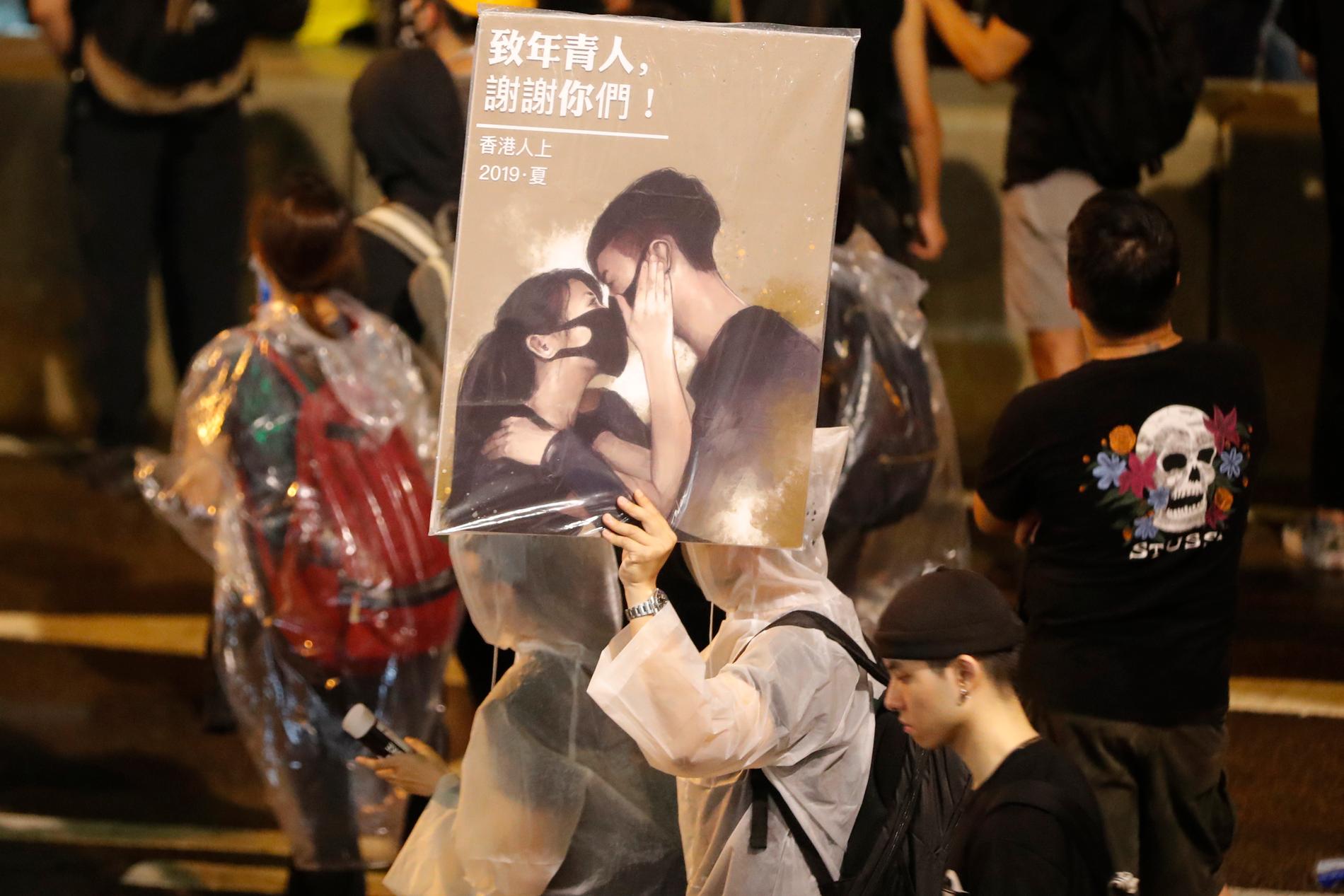 STORE FOLKEMASSER: «Til de unge – takk», står det å lese på denne plakaten under demonstrasjonen i Hongkong søndag. Store folkemasser møtte frem på tross av kraftig regnvær.