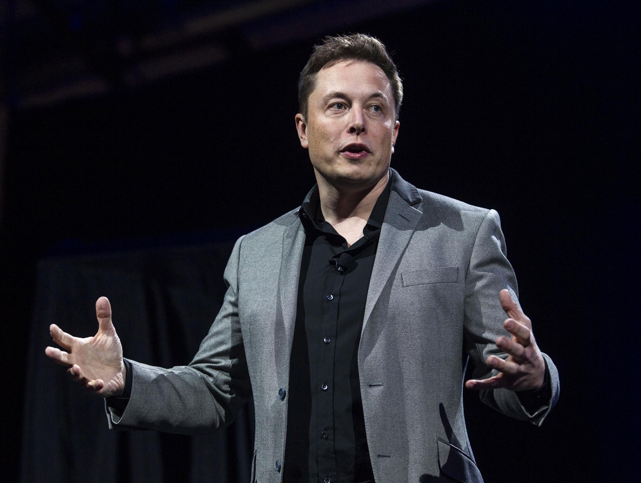 Tesla-sjef Elon Musk mener de nye bilene blir langt tryggere enn biler med menneske-sjåfør bak rattet.