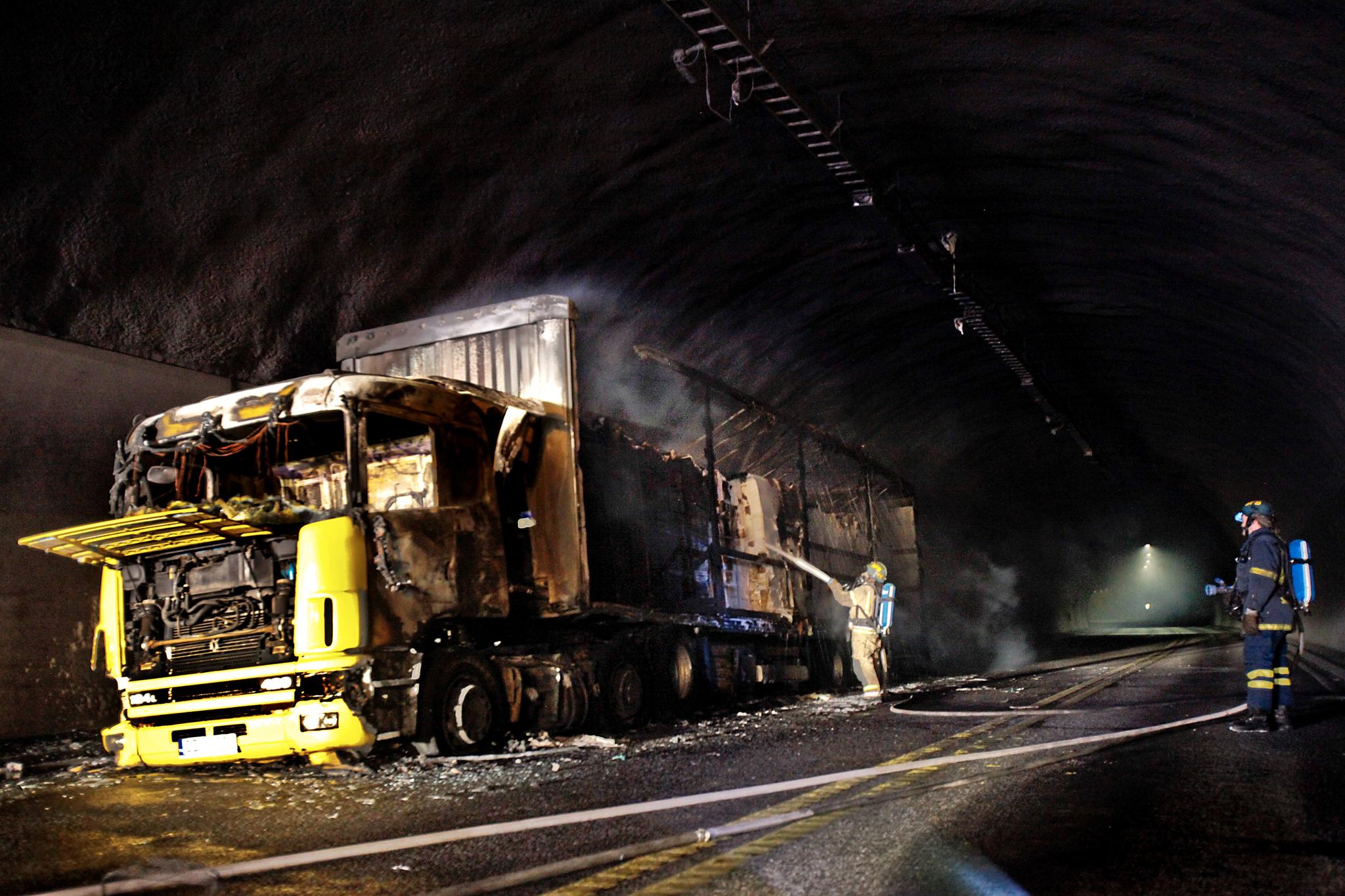 Denne polske lastebilen tok fyr i Oslofjordtunnelen sankthansaften 2011. Den tsjekkiske lastebilen som tok fyr fredag 5. mai var ifølge Havarikommisjonen «av samme kjøretøytype».