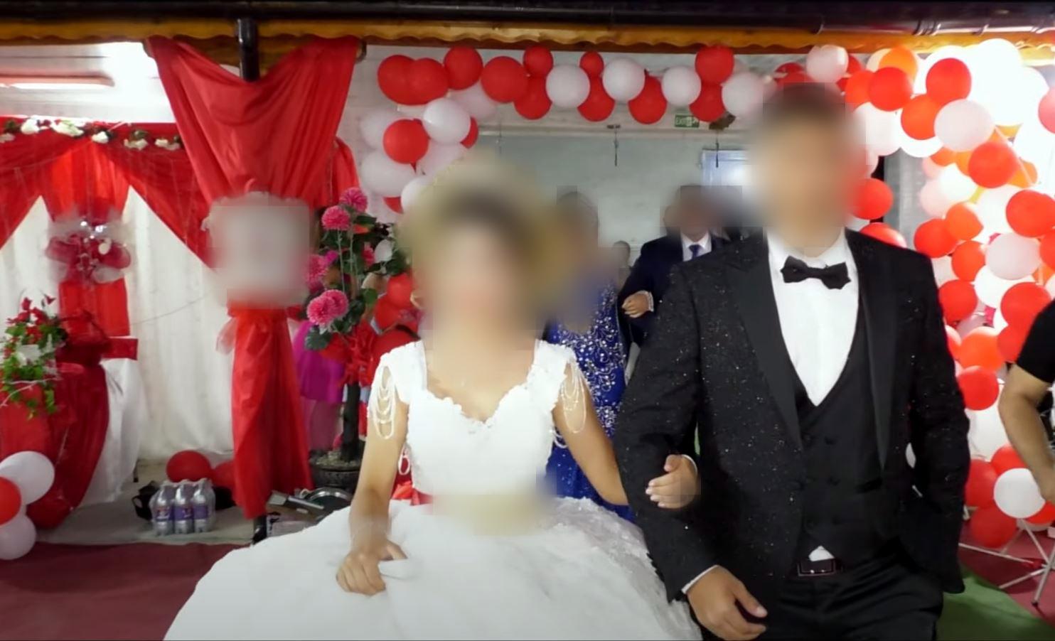 Videoer som familien har lagt ut på Youtube, viser en storslagen fest for det unge paret. Men guttens mor avviste i Oslo tingrett at hun organiserte et barneekteskap mellom en jente på 15 og sønnen på 17 år.