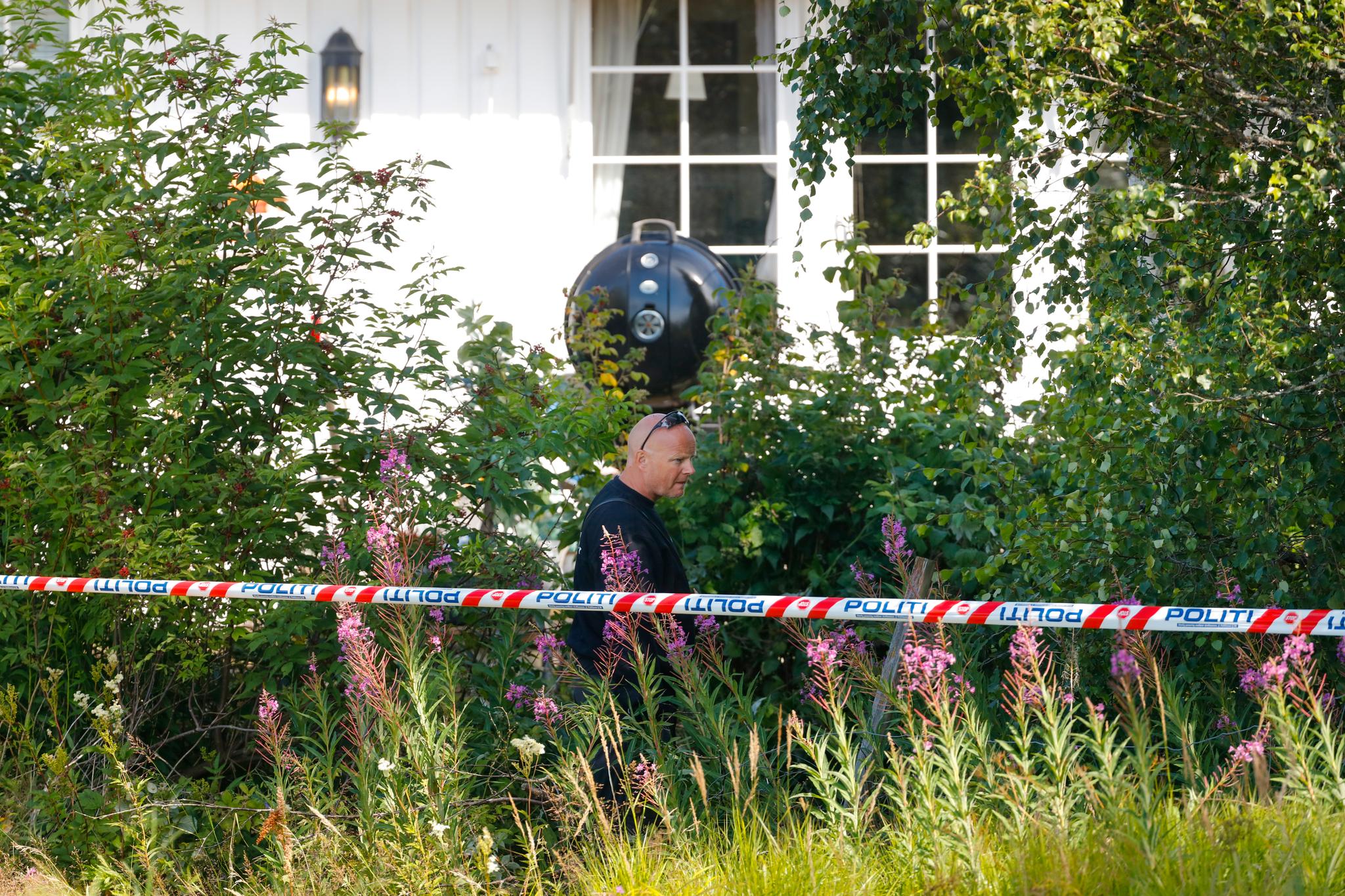 Kripos søker med hund mandag formiddag på åstedet hvor Christian Halvorsen ble funnet død i egen hage i Askim søndag 12. juli. 