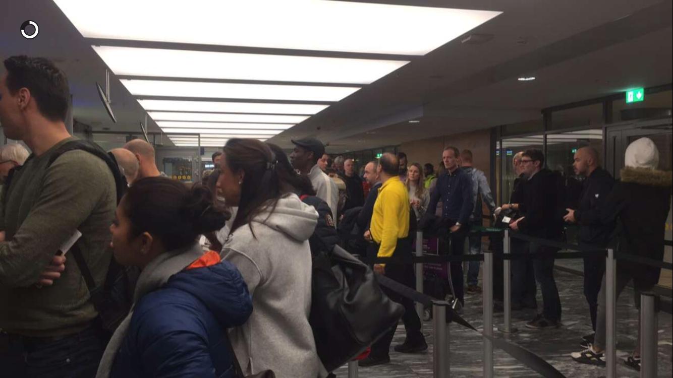 Passasjerer måtte vente lengre enn normalt i passkontrollen på Oslo Lufthavn Gardermoen grytidlig lørdag morgen. 