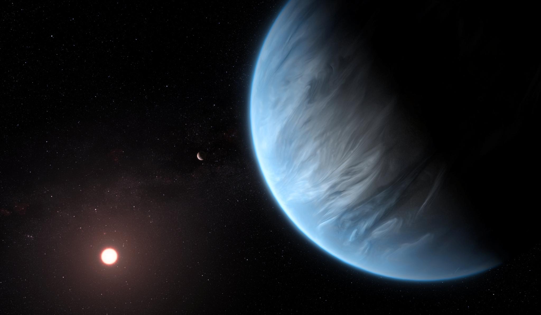 Slik ser en kunstner for seg at planeten K2–18b ser ut, med dvergstjernen som kan gjøre den beboelig i bakgrunnen.