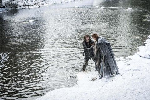 Utfor Winterfell har me Sansa og Theon så har klart å komma seg heile 15 meter vekk fra Winterfell før de bler fakka igjen.