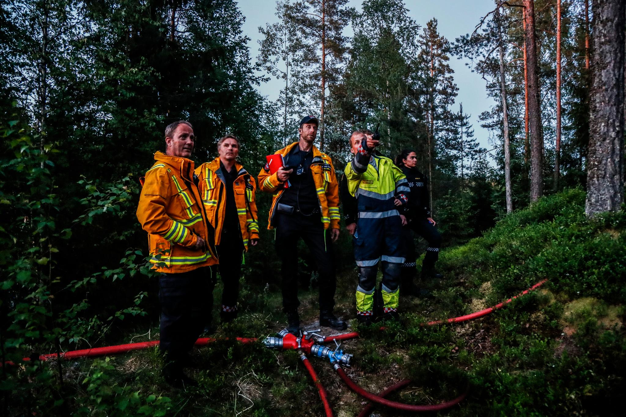  Brannvesenet jobber med å slukke skogbrannen ved Taraldrud trafikkstasjon mandag kveld.  