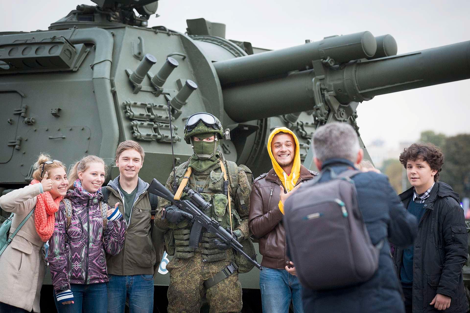 Russere poserer med russisk soldat på armeens dag, som ble feiret dagen før det russiske parlamentsvalget.