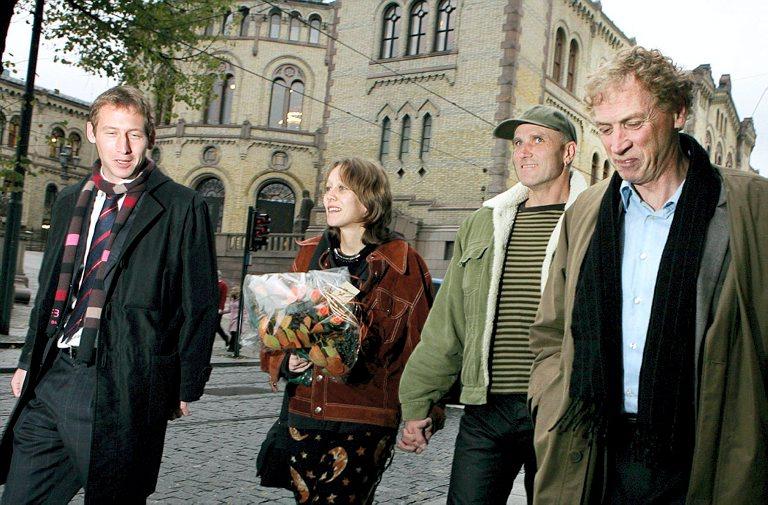 En glad og lettet Veronica Finanger sammen med advokat Tom Sørum (t.v), samboer Jan Erik Pedersen og advokat Jan Gunnar Ness.