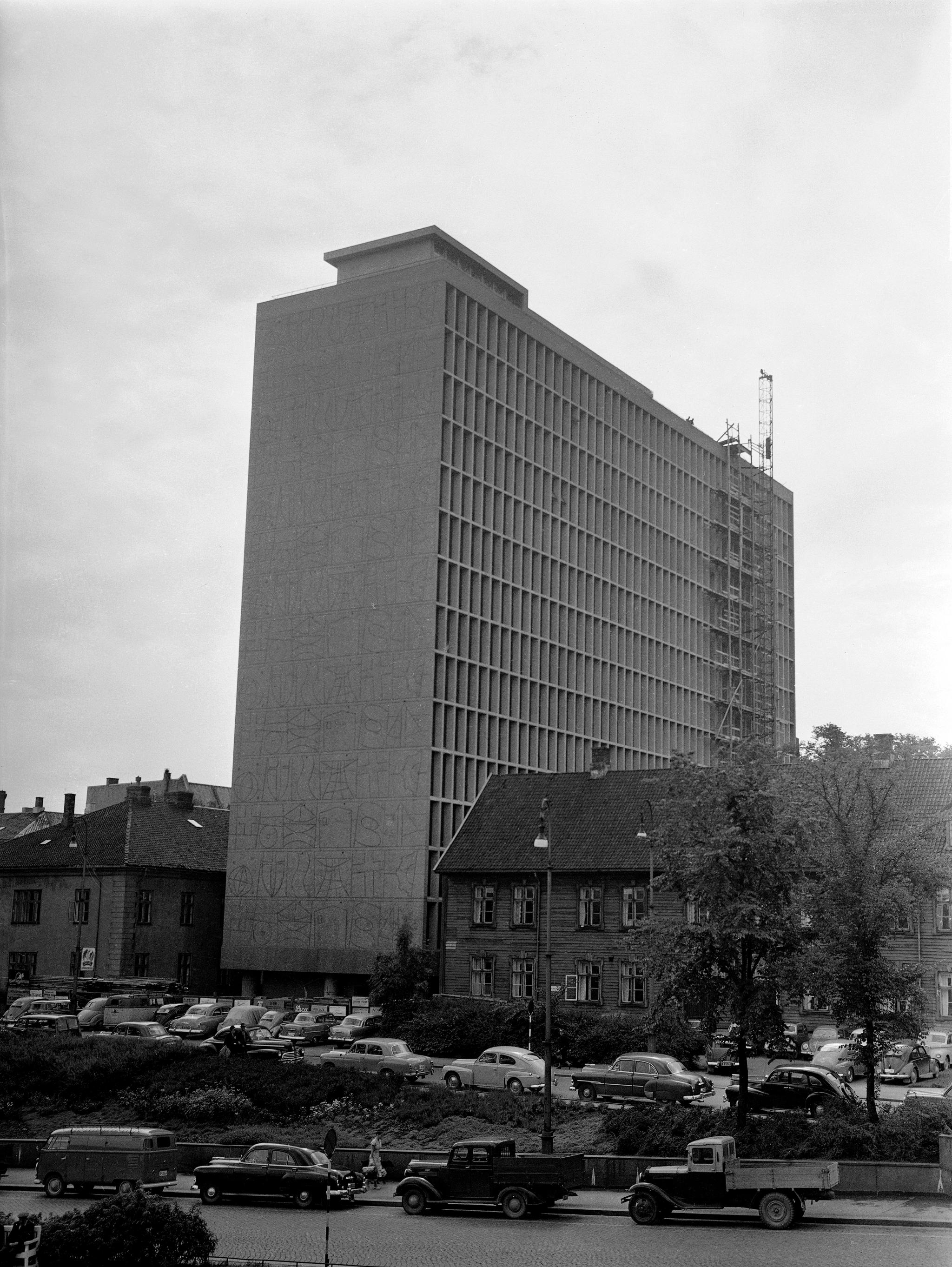 Den opprinnelige Høyblokken, tegnet av Erling Viksjø, sto ferdig i 1958. 