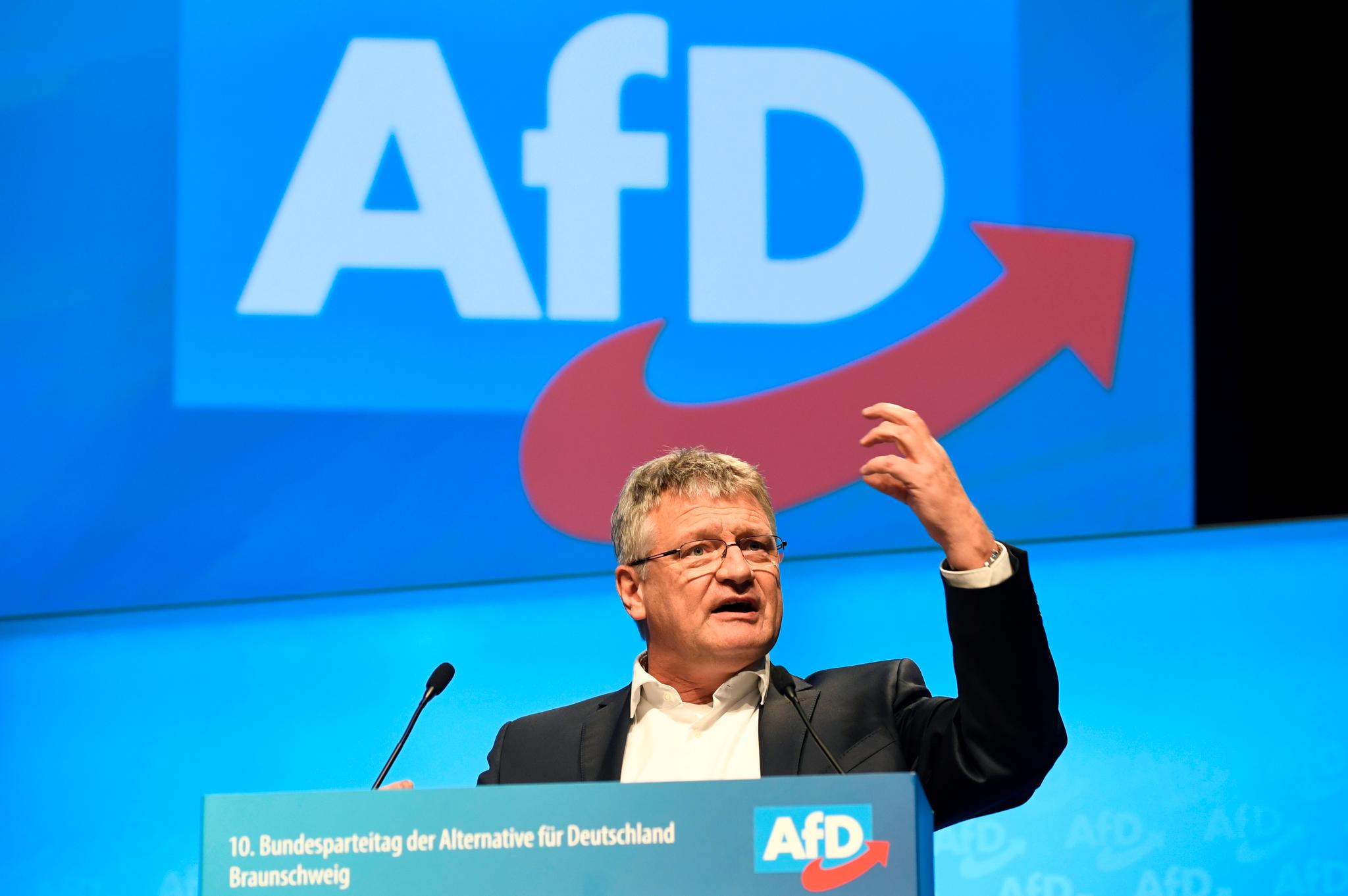 Tusener av medlemmer av partiet Alternativ für Deutschland er inkludert på innenlandsetterretningens (BfV) liste over høyreekstreme i Tyskland. Joerg Meuthen er leder for partiet. 