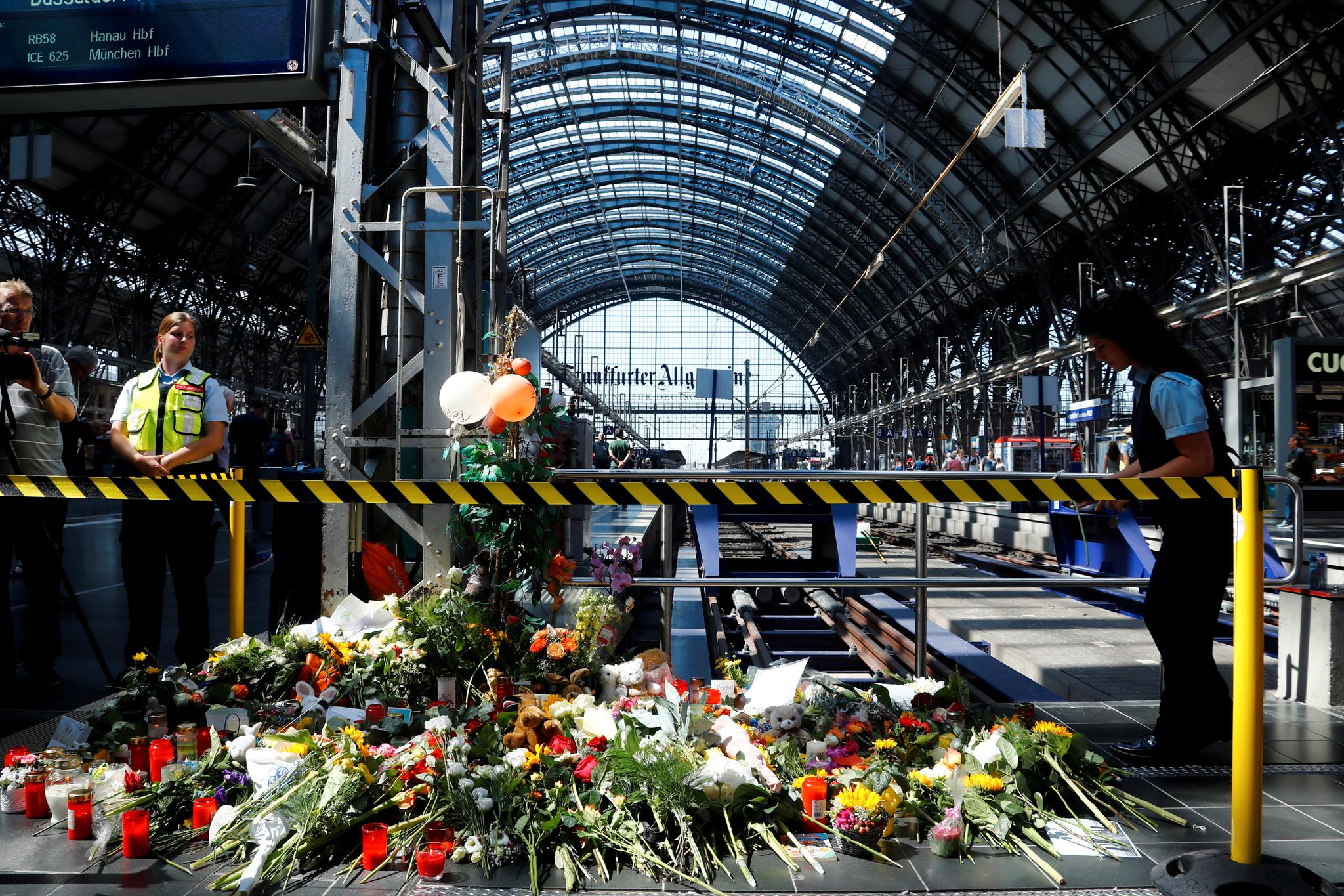Blomster er lagt ut av folk ved plattformen der en åtte år gammel gutt ble dyttet i døden foran et tog i Frankfurt.