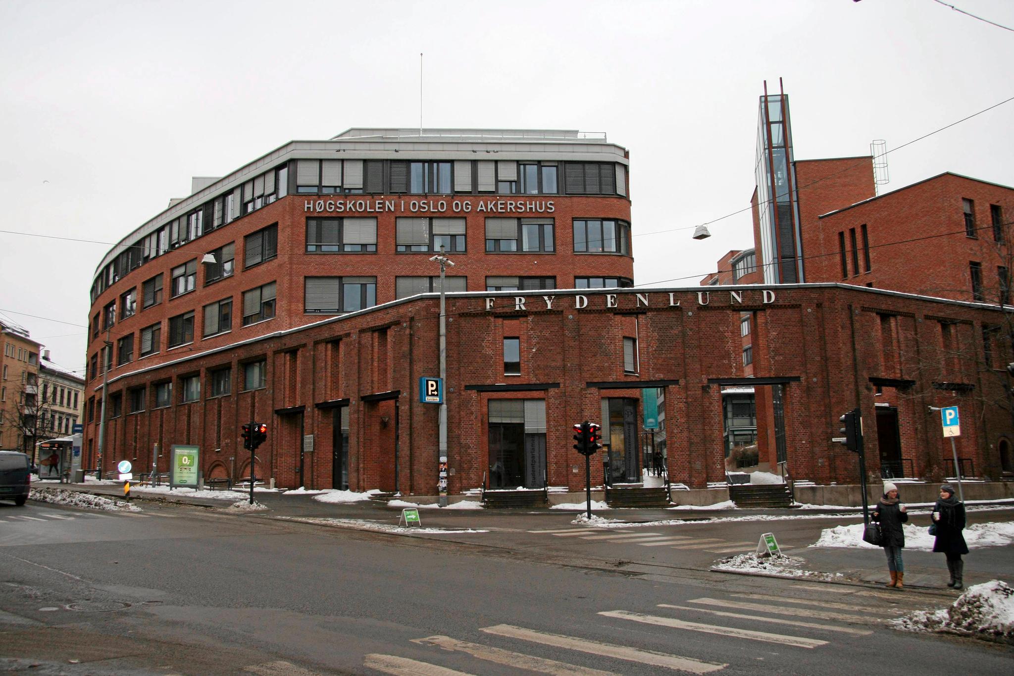 Skiltet på fasaden på Bislett i Oslo må tas ned nå. Opp kommer navnet OsloMet - storbyuniversitetet. 