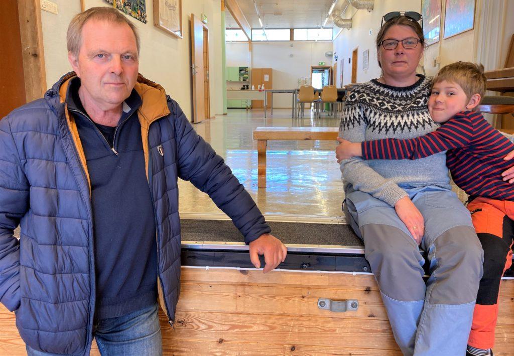  Arne Geir Steinsland (t.v.), Hege Lalid og Kasper forteller at grendehuset blir brukt jevnlig.
