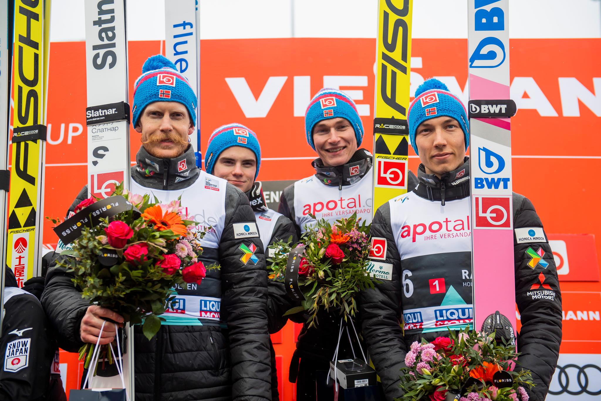 Det norske laget med Robert Johansson, Marius Lindvik, Robin Pedersen og Johann André Forfang.