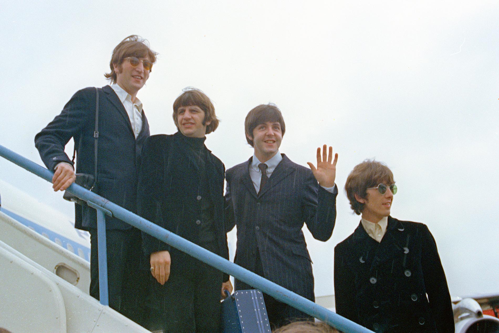 STJERNER: I 1966 vinket John Lennon, Ringo Starr, Paul McCartney og George Harrison til fans i London. Kan de forklare brexit-krisen? 