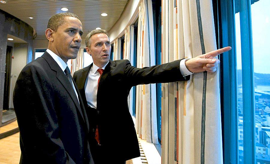 Statsminister Jens Stoltenberg viser president Barack Obama utsikten fra kontoret. FOTO: SCANPIX