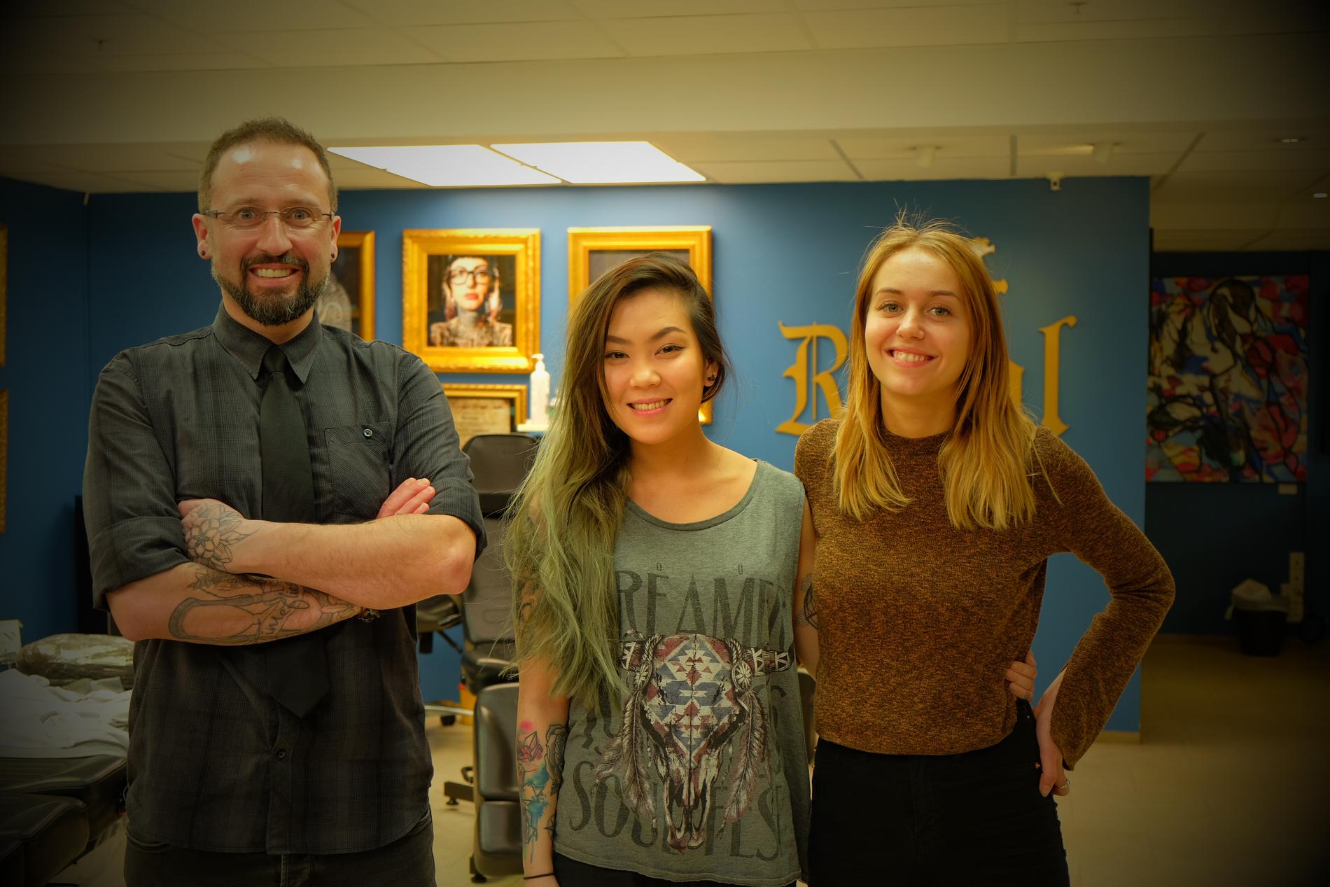 Haukur Thor Santos, Evie Lee og Gerda Skarpsno ved Royal Tattoo samlet inn 9500 kroner til Barnekreftforeningen i fjor. I år stiller studioet i Søregata med to ekstra ansatte.