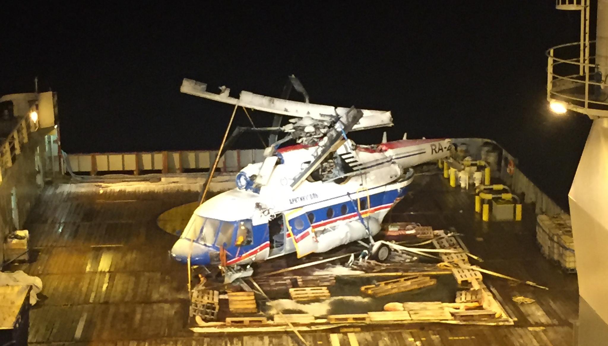 Helikopteret som styrtet i sjøen utenfor Barentsburg 26. oktober i fjor med åtte personer om bord, ble funnet på over 200 meters dyp tre dager etter ulykken. Én person ble samme kveld funnet omkommet et stykke fra vraket. Den 4. november ble vraket hevet (bildet). Det var ingen omkomne inne i helikopteret. 