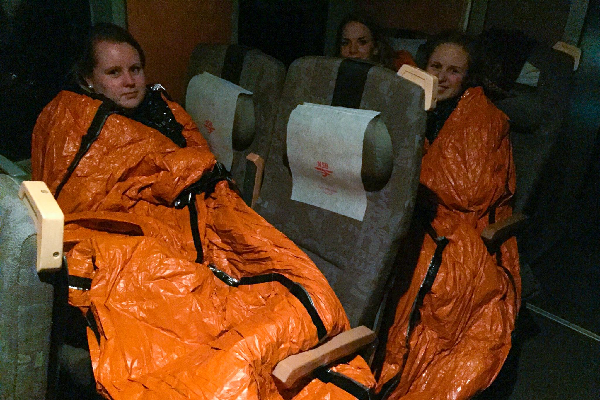 Passasjerene har fått utlevert varmeposer. F.v. Susanne Nordheim, Frida Breen og Signy Alice Haugland.