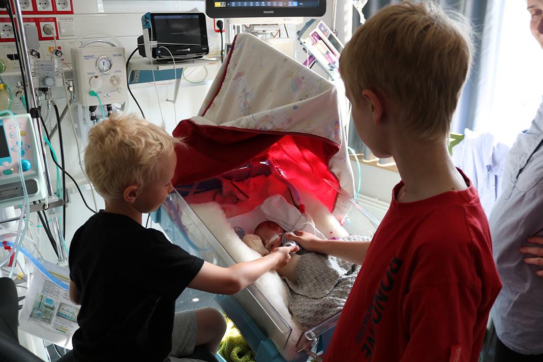 Storebrødrene Malfred (6) og Håkon (12) hilser på lillebror Rolf for første gang 5. juni 2018. Da hadde Rolf allerede vært flere uker på sykehuset. 1. august 2018 kom Rolf hjem. 