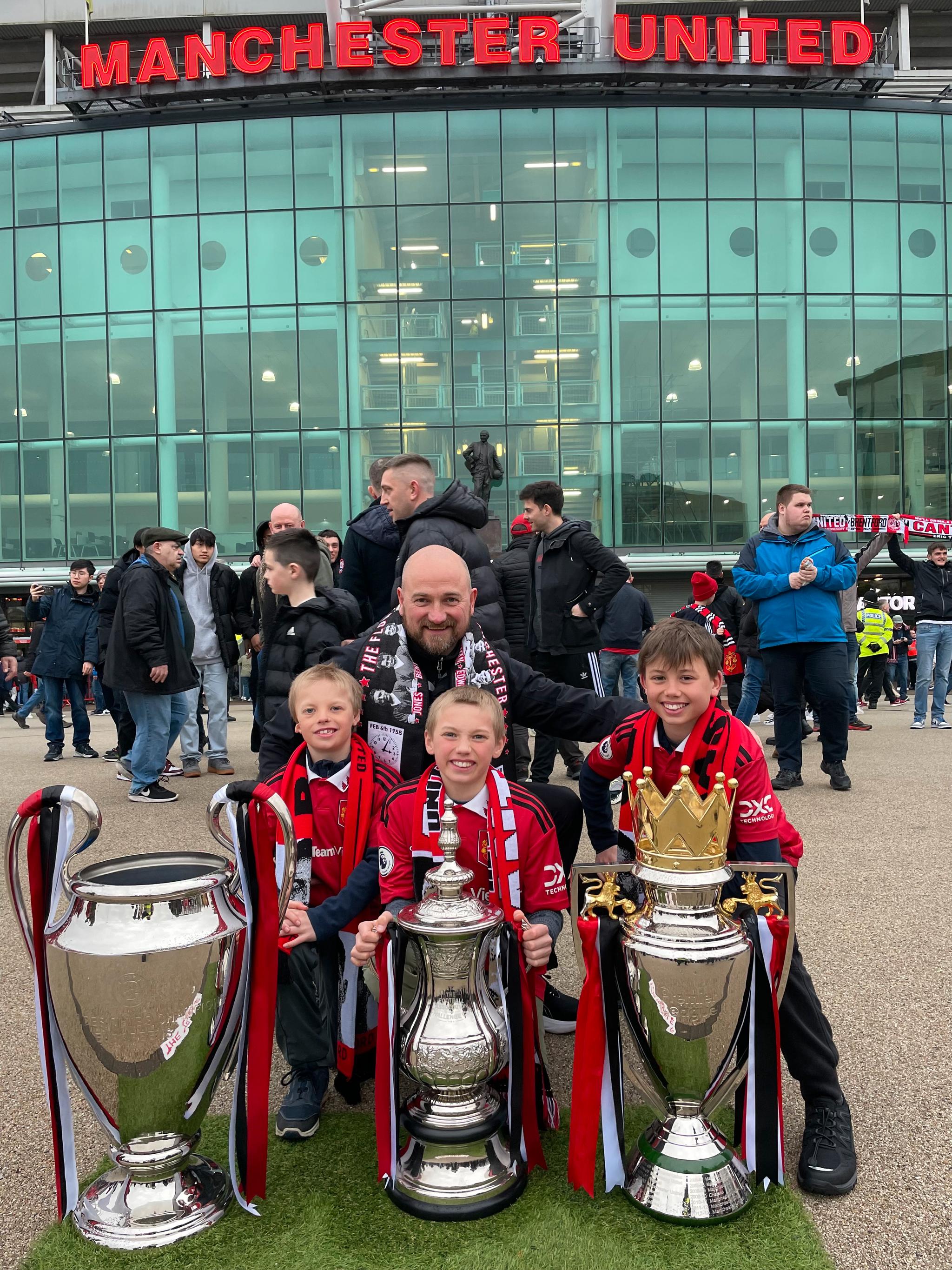 THE TREBLE: Her poserer de utenfor Old Trafford sammen med trofeene som ble vunnet i den legendariske 1999-sesongen, da Manchester United vant både Premier League, Champions League og FA-cupen.