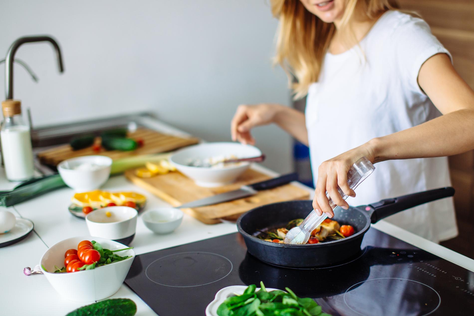 Unge er blitt bedre kokker under korona, ifølge en undersøkelse utført av Norstat for Too good to go. 