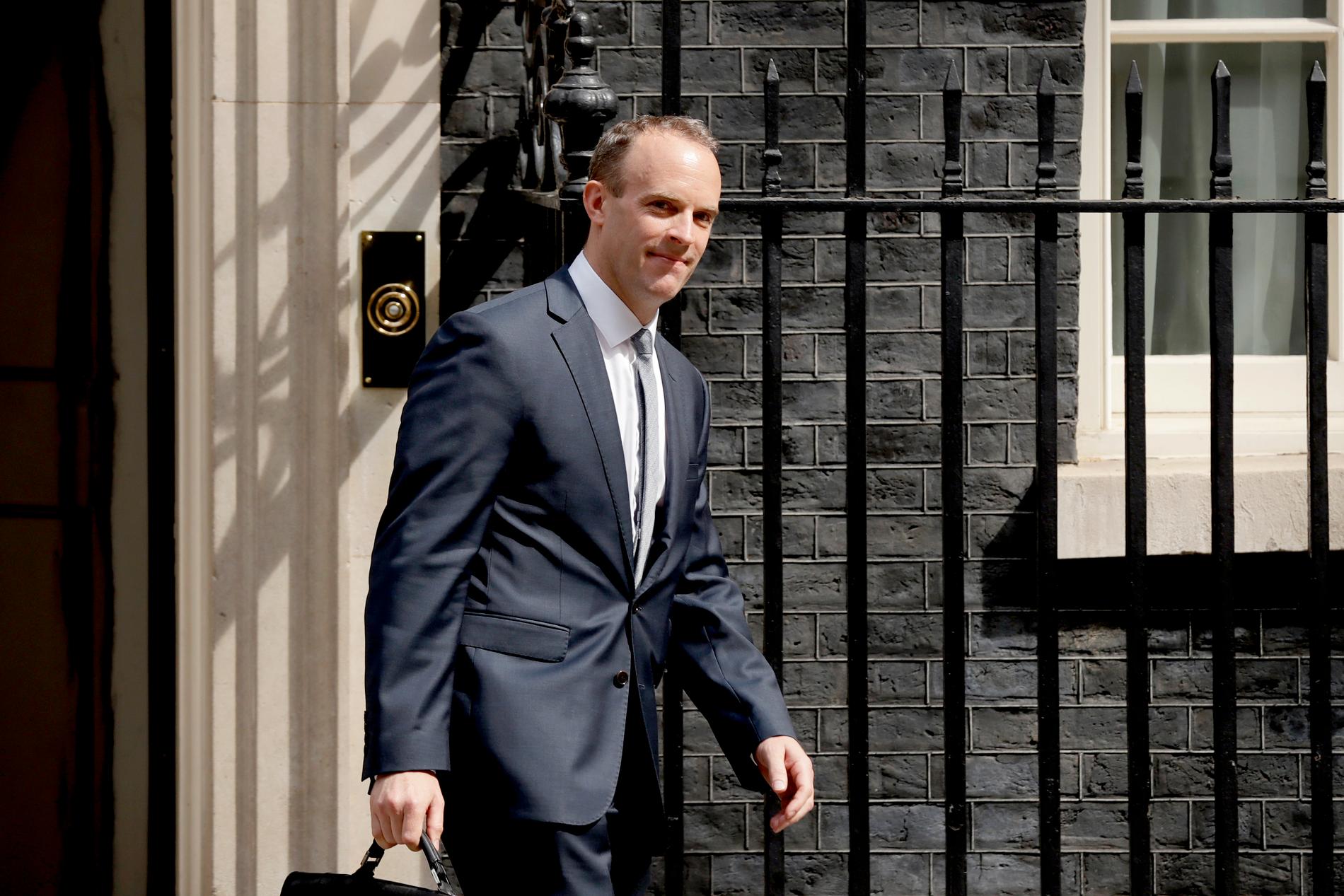 OVERTAR: Dominic Raab forlater Downing Street 10 etter å ha fått jobben som ny brexit-minister. 