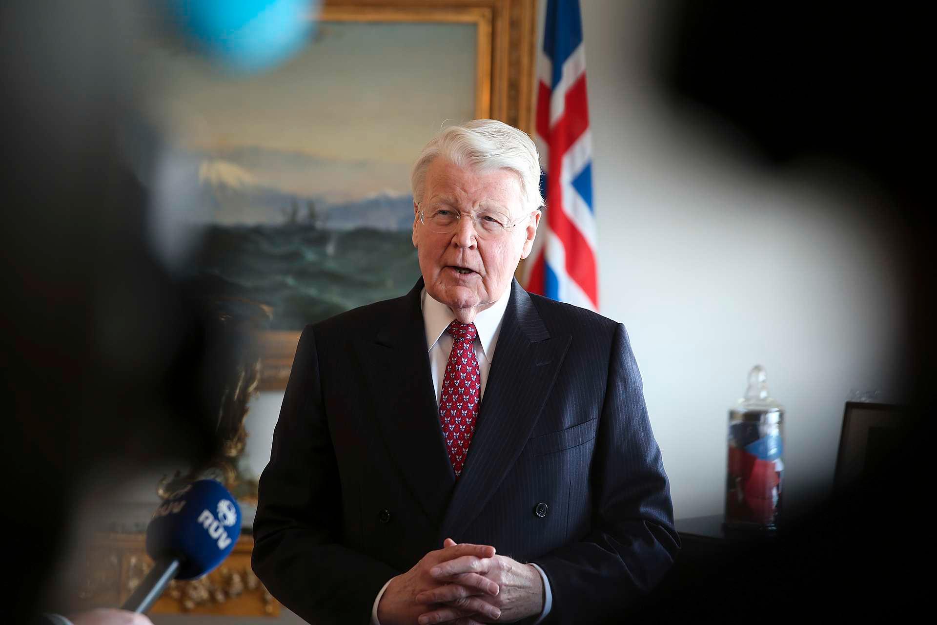 President Ólafur Ragnar Grimsson vil ikke gi sitt samtykke til å oppløse parlamentet før han har snakket med det andre regjeringspartiet.