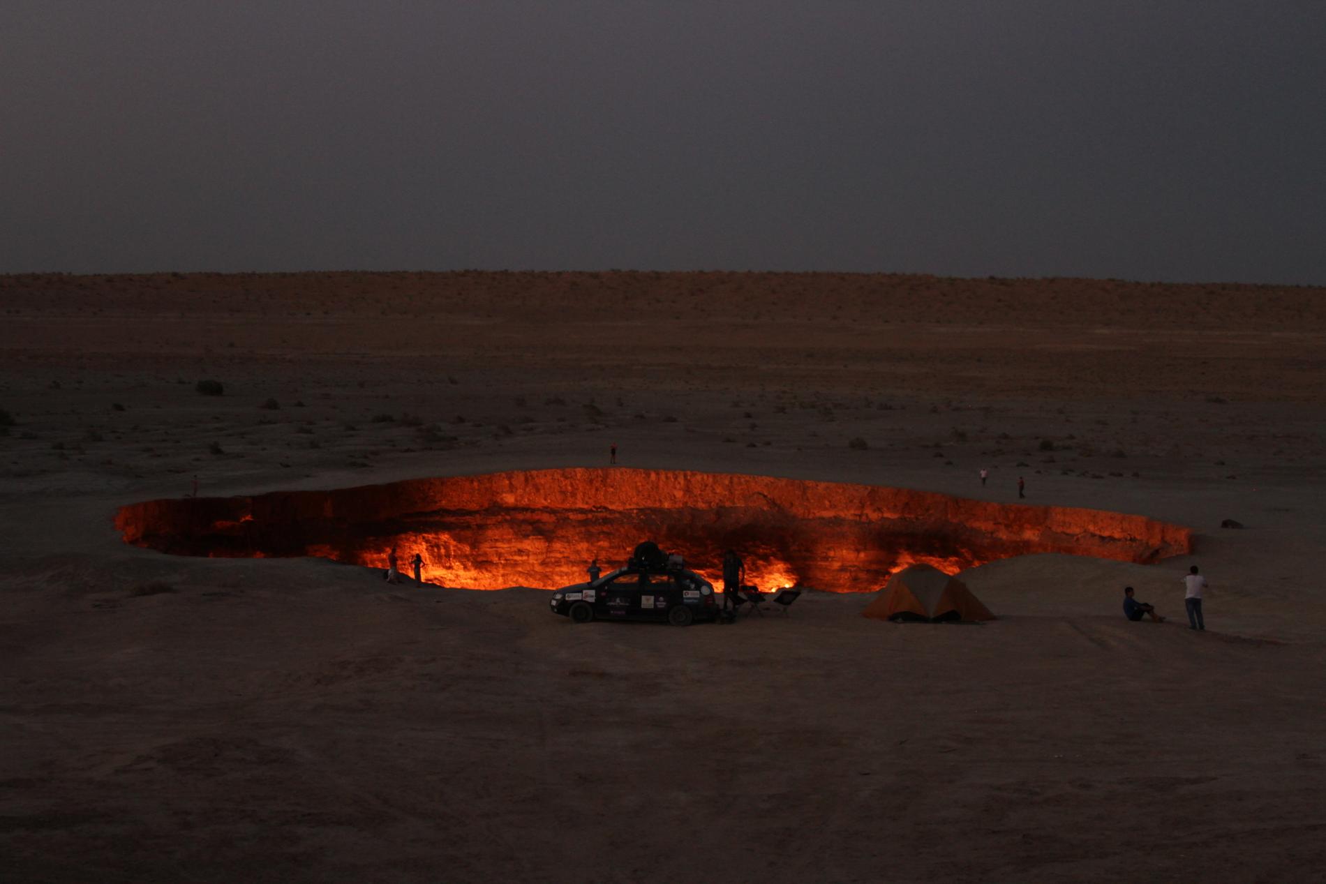  I Turkmenistan stoppet laget bilen ved Darvaza, et brennende hull i bakken. - Det er et utrolig stilig sight! Sovjetunionen boret etter gass, så ble det et litt stort hull. De satte fyr på det, så har det brunnet siden, sier Anders.  
