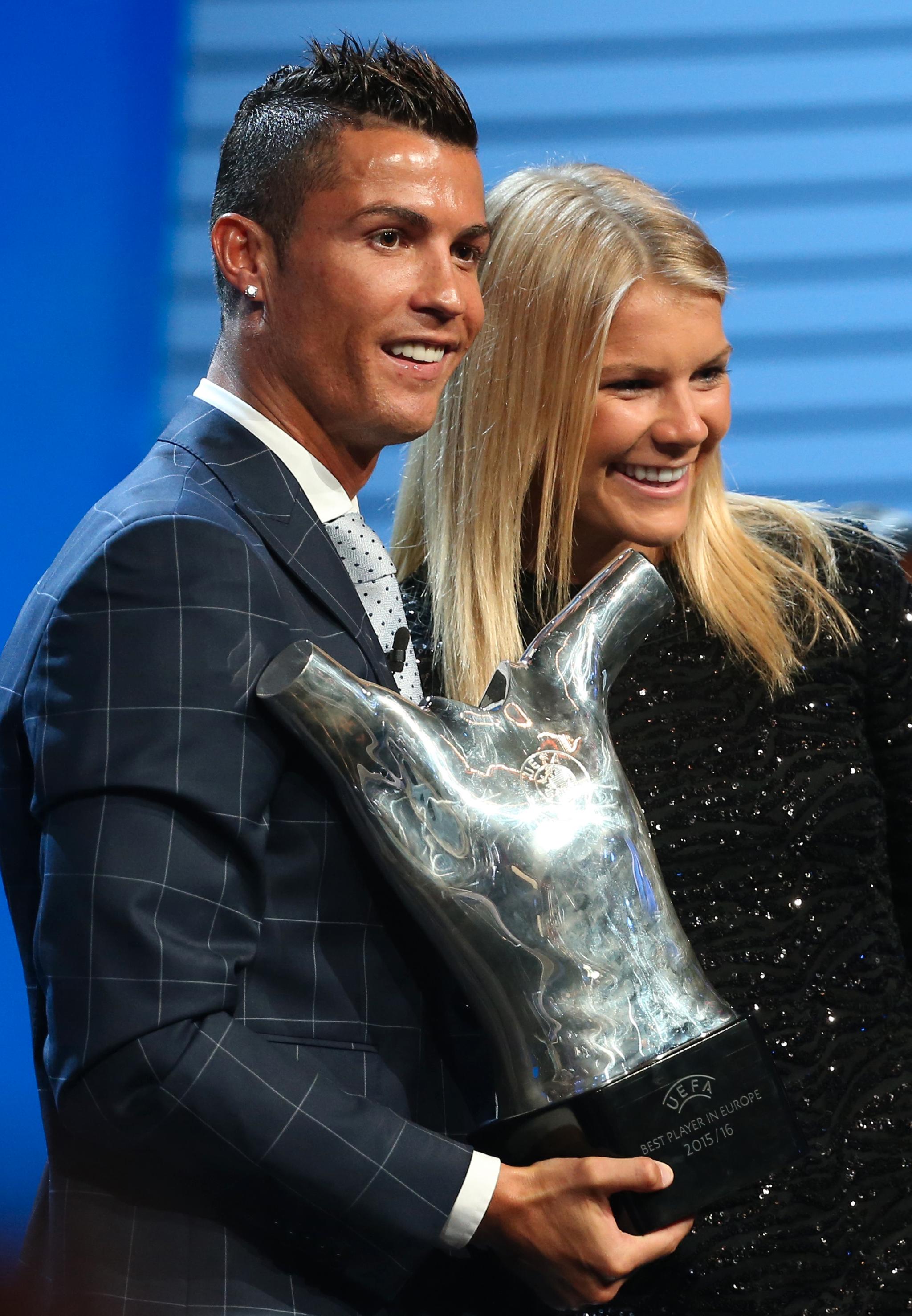 Ada Hegerberg ble hedret sammen med Cristiano Ronaldo.