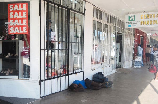 slik sover de som bor på gaten - gutt i blått er samme gutt som på første bilde. Foto: Privat _Slik sover gatebarna i Zimbabwe. – Gutten i blått er den samme gutten som jeg holder rundt, på bildet under. Foto: Privat_