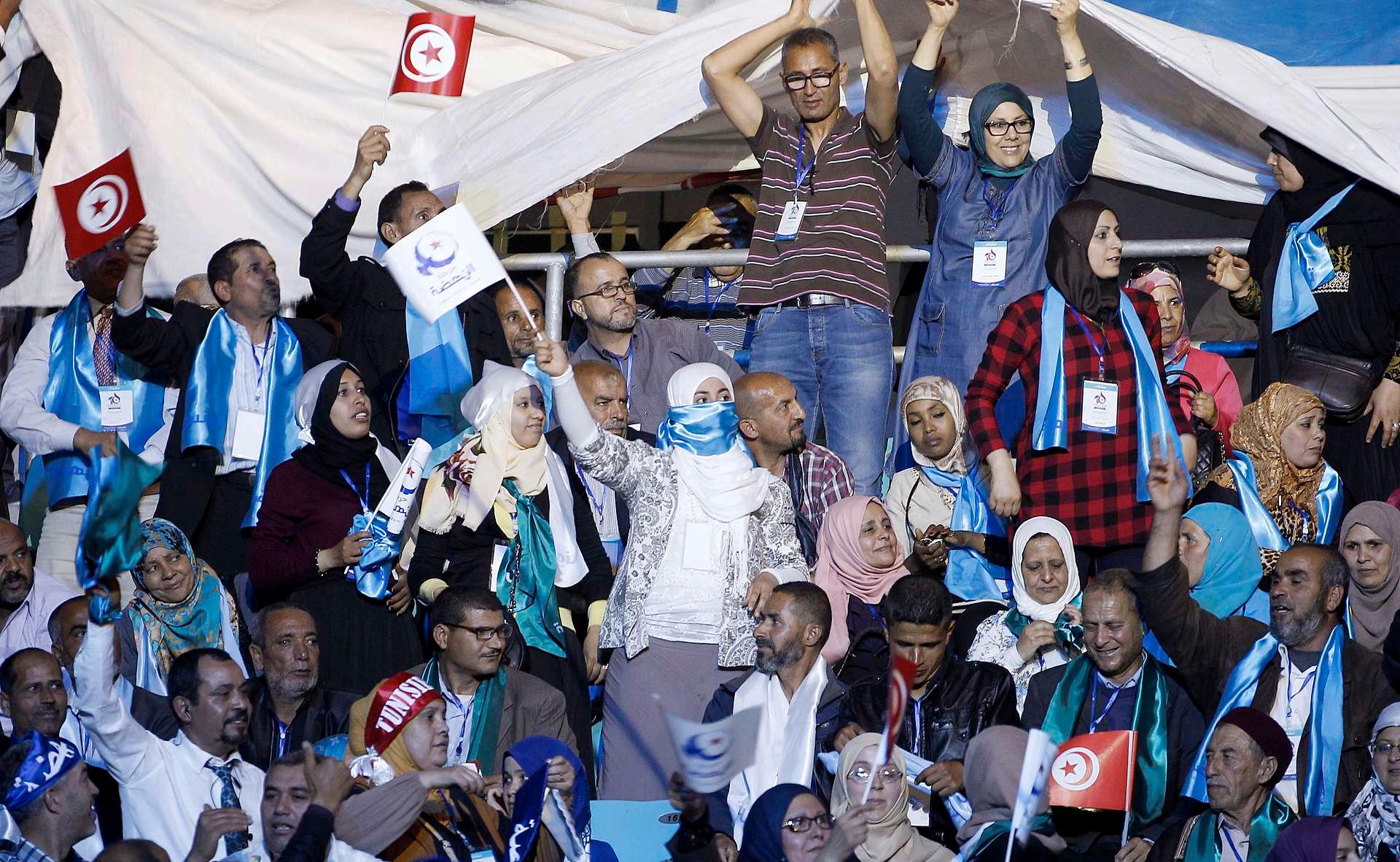 Entusiastiske medlemmer og tilhengere av det moderate, islamske partiet Ennahda i forbindelse med partiets kongress i Tunis by i forrige uke. Ytringsfrihet har vært en partiets viktigste kampsaker siden starten etter Jasmin-revolusjonen høsten 2010 .