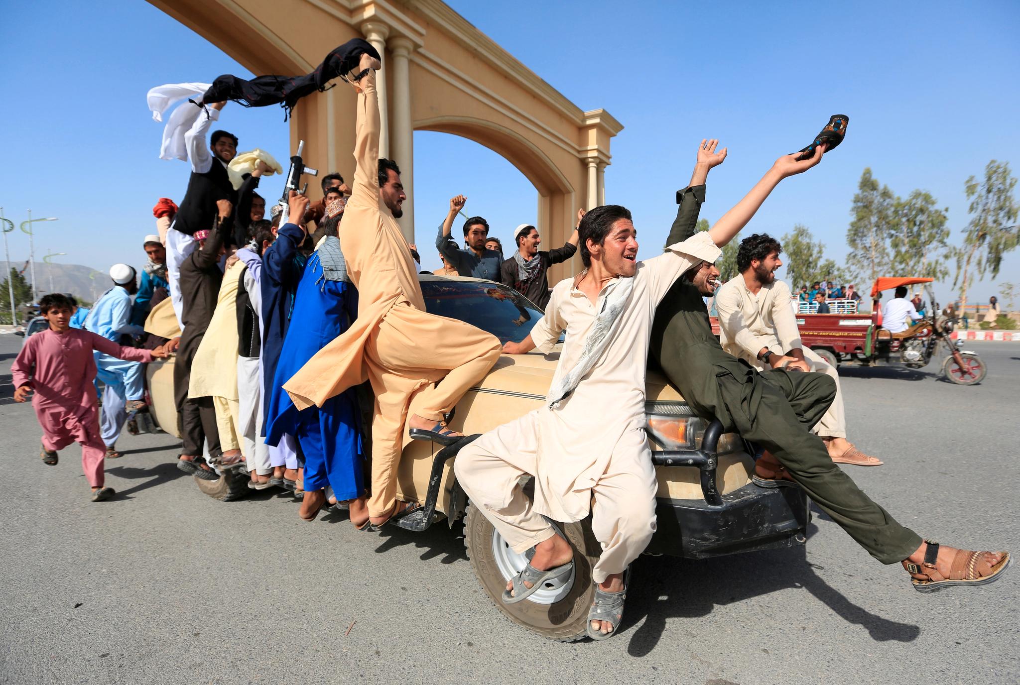 Folk feirer våpenhvilen som ble inngått 16. juni i år. Her fra Rodat-distriktet i Nangarhar-provinsen.