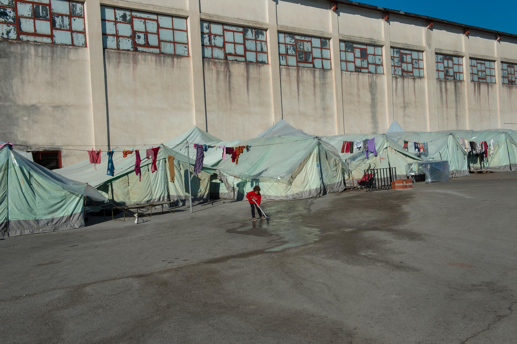 Flyktningleiren Oreokastro ligger i en gammel tobakksfabrikk utenfor byen Thessaloniki.