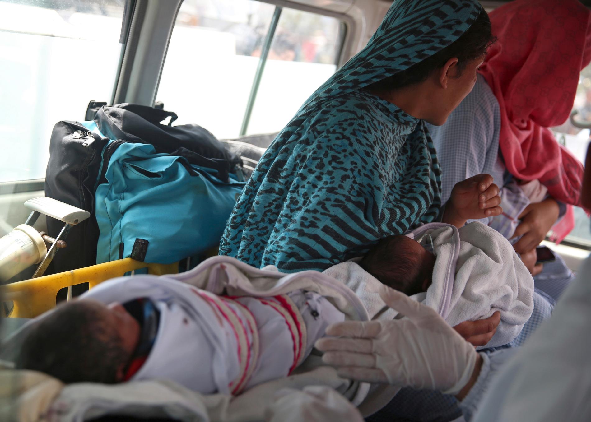 Babyer kjøres bort i en ambulanse etter sykehusangrepet. 