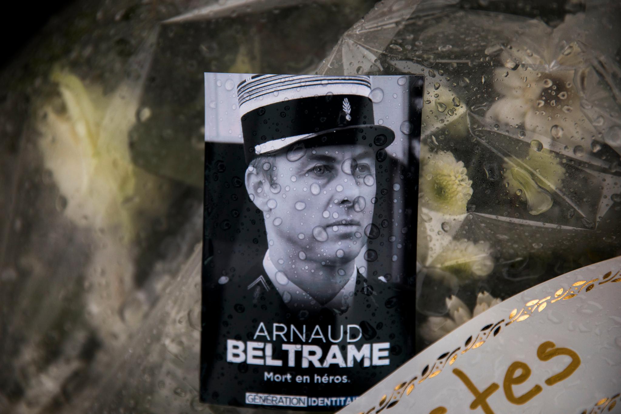 Arnaud Beltrame blir tildelt den militære æresbevisningen kommandør av Æreslegionen posthumt. 