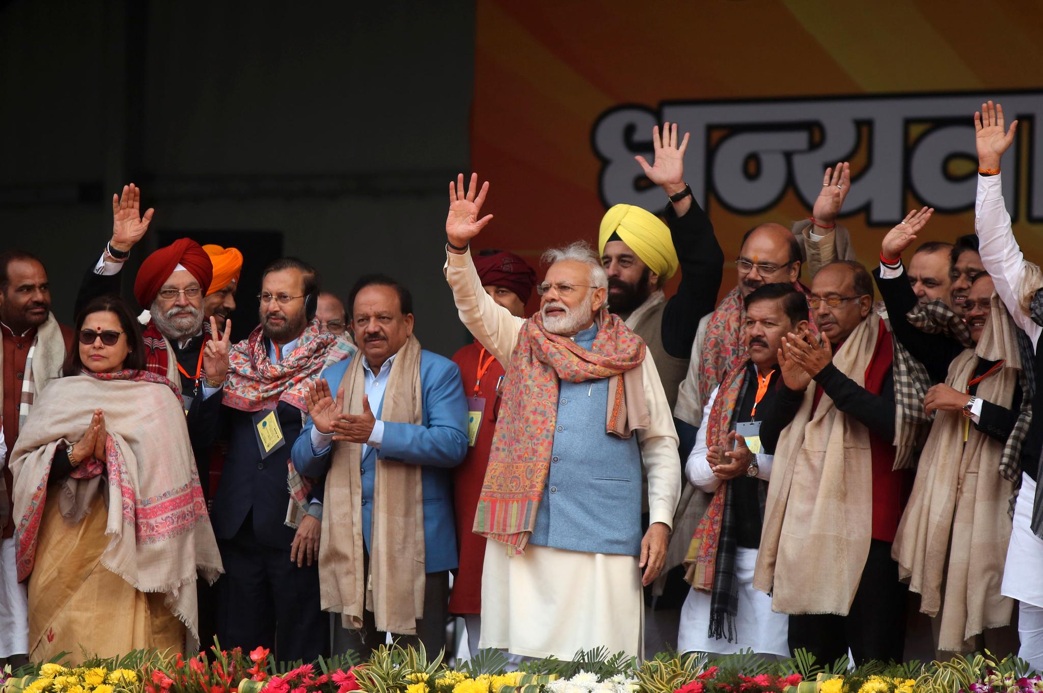 Indias statsminister Narendra Modi vinker til tilhengere på valgkampmøtet for landets hindunasjonalistiske parti (BJP) i New Delhi søndag. 