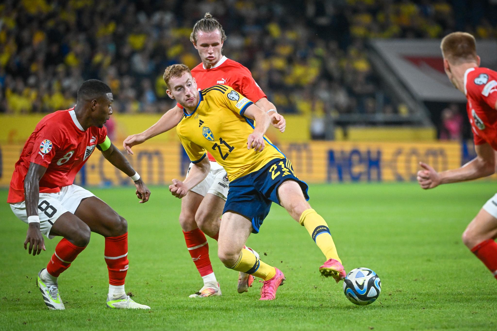 Dejan Kulusevski med tre Østerrike-spillere rundt seg. Sverige tapte nylig skjebnekampen 3–1.