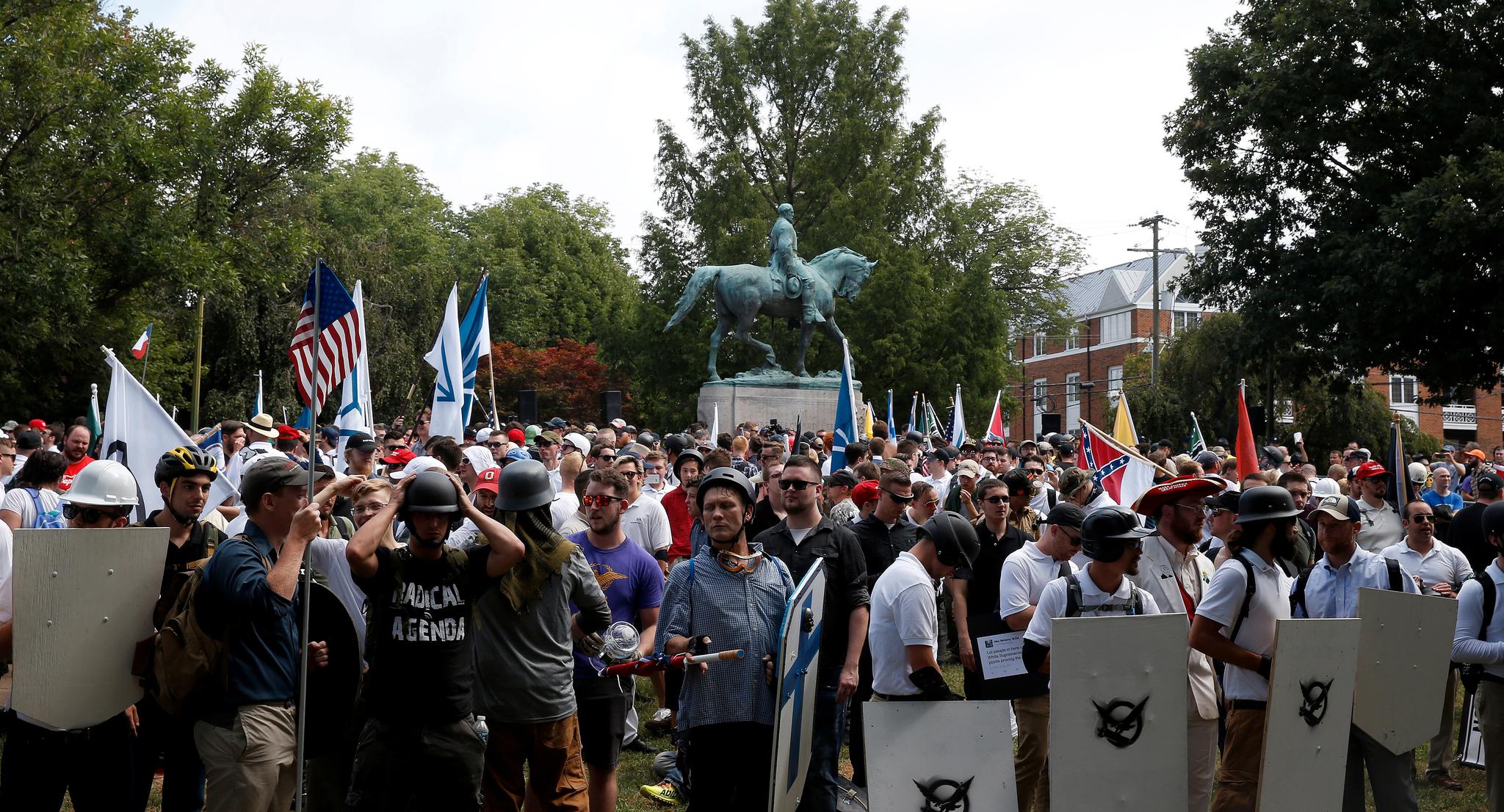 Hvite nasjonalister samlet seg lørdag ved statuen av sørstatsgeneralen Robert E. Lee i Charlottesville, Virginia.