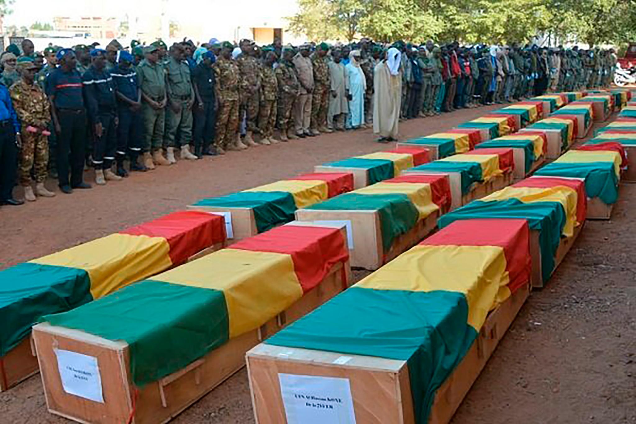 Tallet på døde etter mandagens angrep på soldater i Mali er oppjustert til 43. Bildet er fra en seremoni Gao i Mali på onsdag da forsvarsdepartementet i landet holdt en begravelse for 30 av de drepte. 
