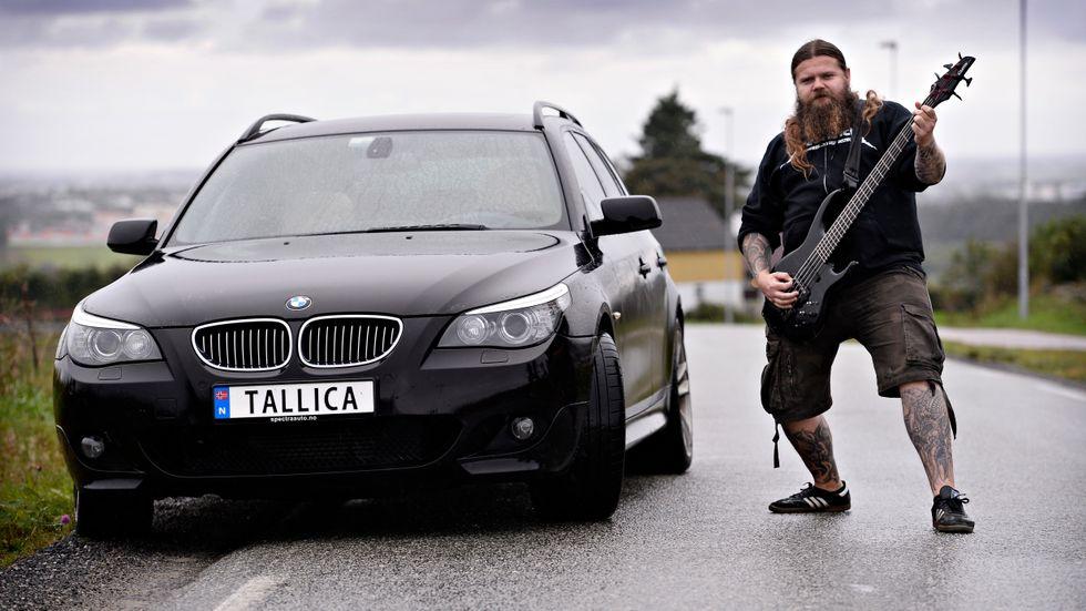 Ola Aarrestad hadde da Aftenbladet snakket med ham i oktober 2017 vært på 91 konserter med favorittbandet Metallica. Da måtte bilen selvsagt få kjennetegnet Tallica.