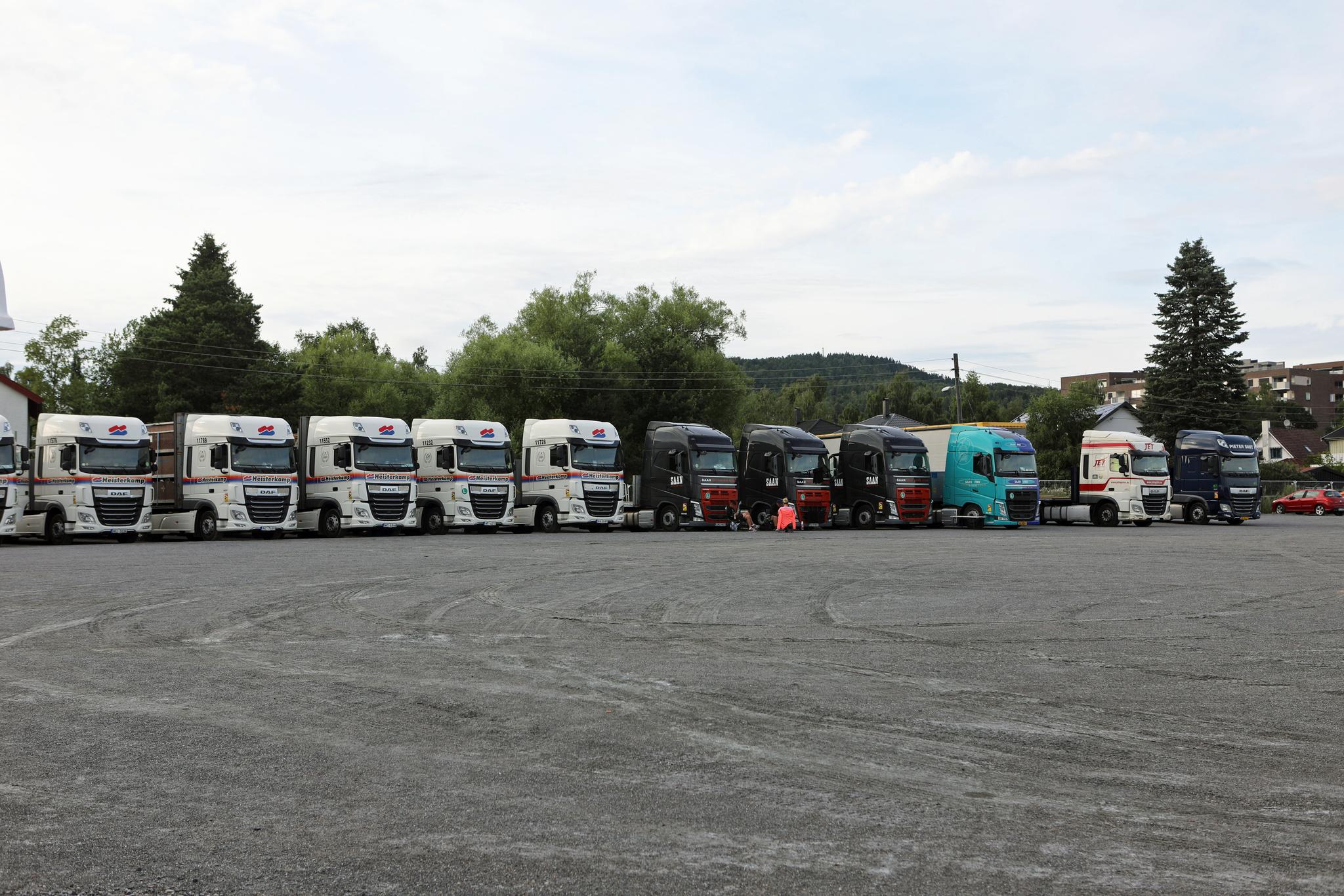 Så mange som 108 lastebiler har fraktet utstyr til Bjerke travbane.