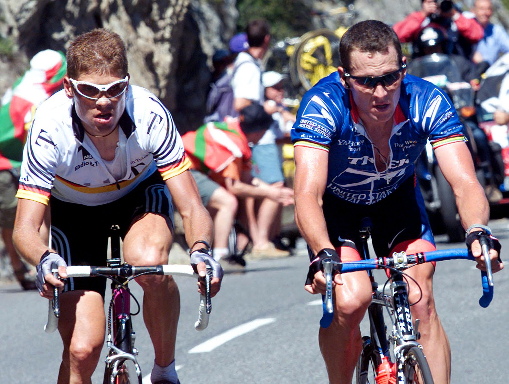 Lance Armstrong og Jan Ullrich i en av mange dueller i Tpour de France i 2001.