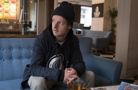 På kafeen Frk Larsen i Kristiansand, opplevde Magnus første tegn på psykose  for to år siden.
