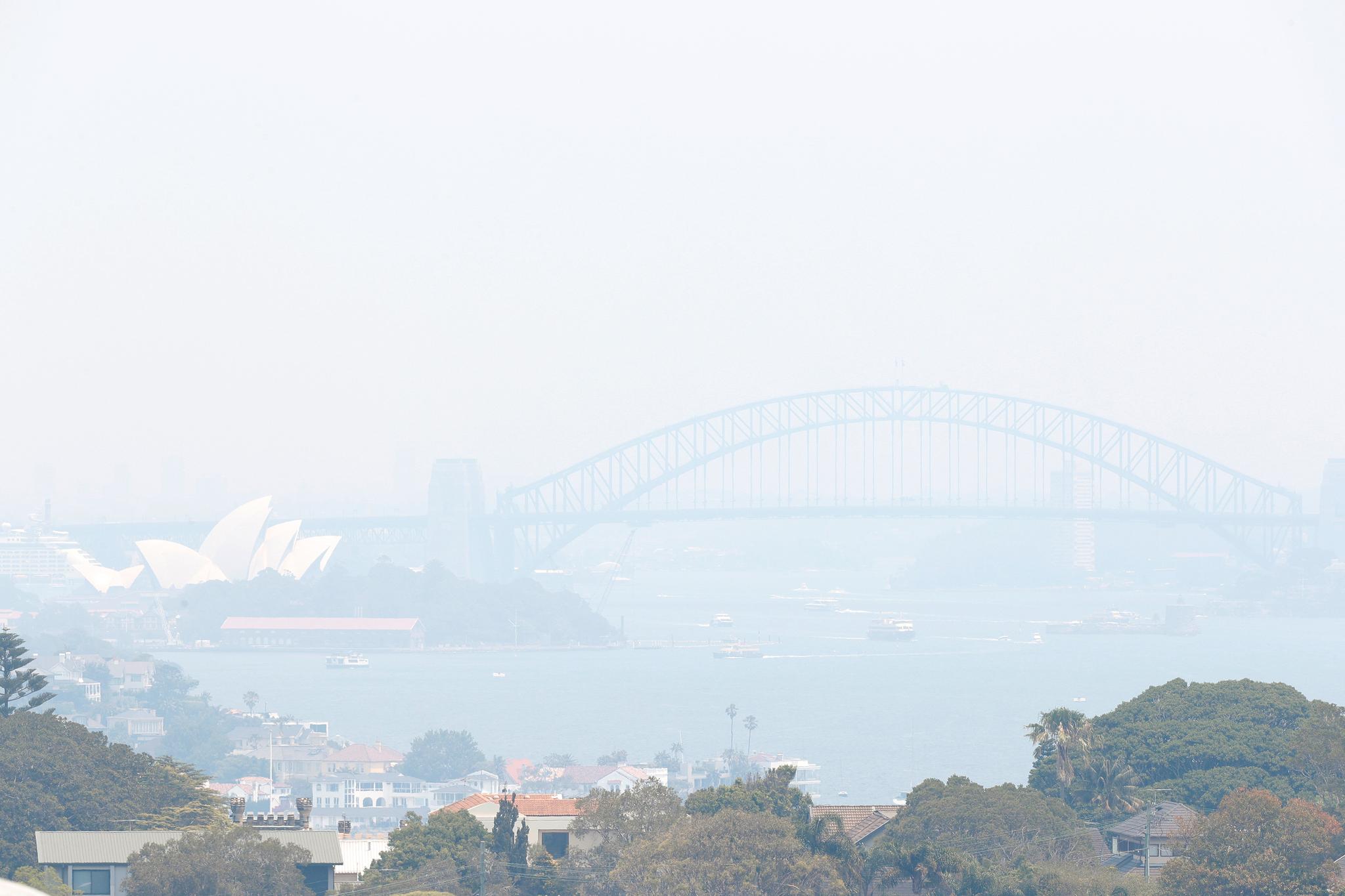 På bildet kan man så vidt se det ikoniske operahuset og Sydney Harbour Bridge. Bilde tatt 3. desember.