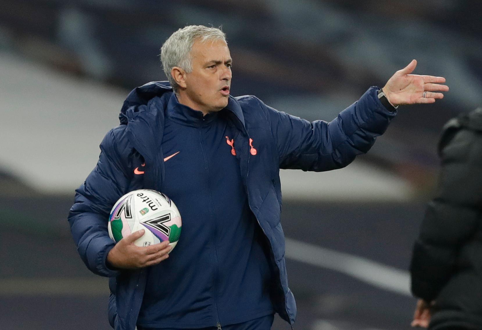 Tottenham-manager Jose Mourinho under kampen mot Chelsea.