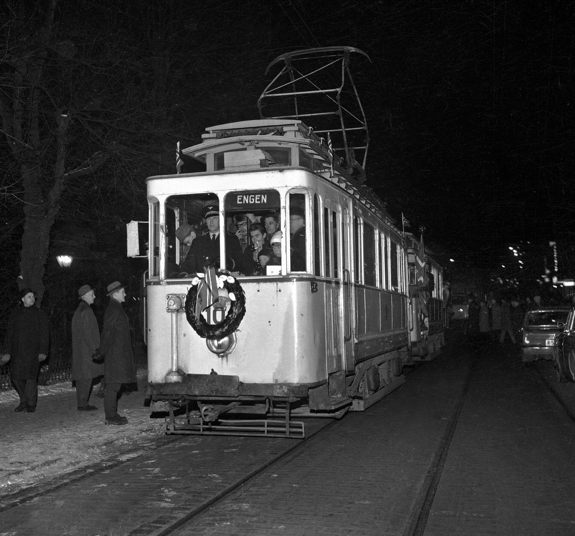 SISTE TUR: Aller siste trikk på vei mot Byparken nyttårsaften 1965. Bergen var den første byen i landet som fikk elektrisk trikk, i 1897, og den første byen som avskaffet den.